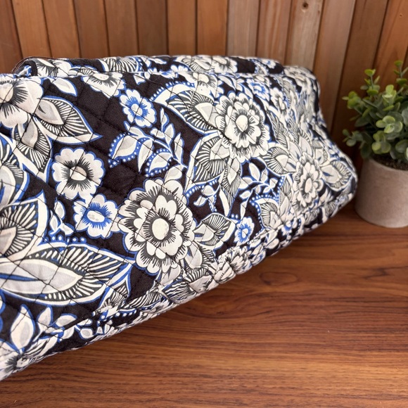 Vera Bradley Blue White Floral Quilted Weekender Travel Duffel Spring Vacay Bag - Picture 13 of 13